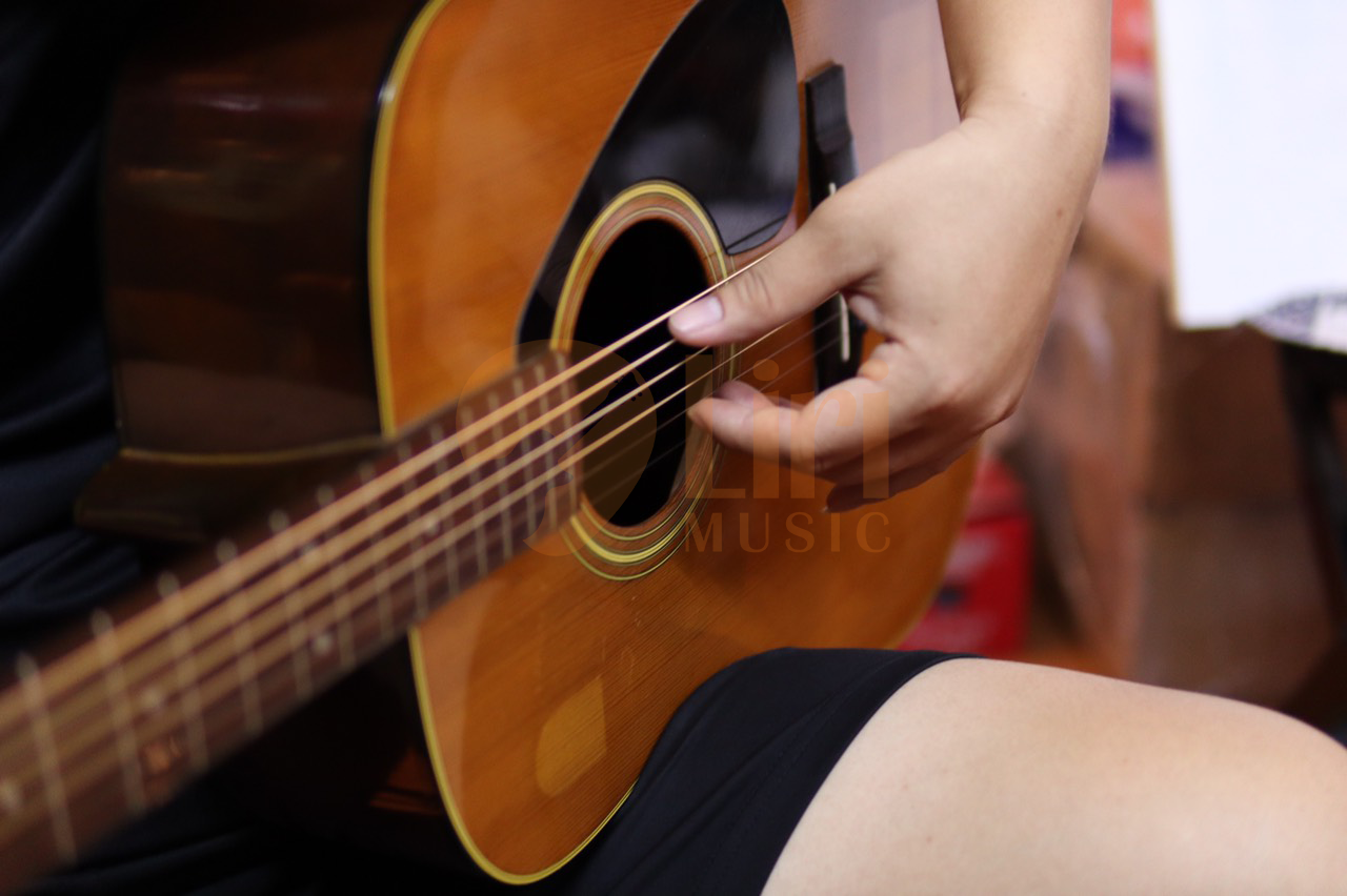 học-đàn-guitar-tại-Lirimusic (1)