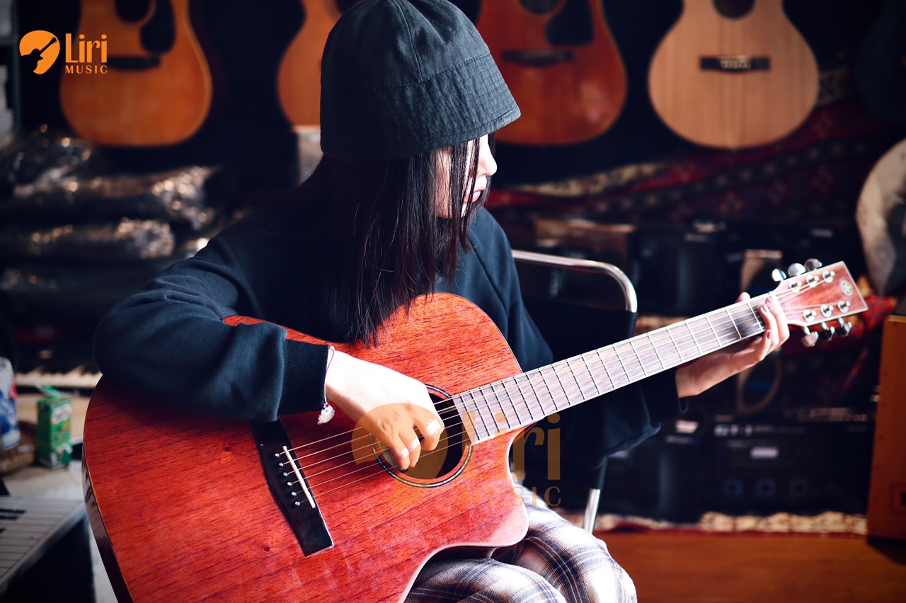 học-đàn-guitar-tại-Lirimusic (2)