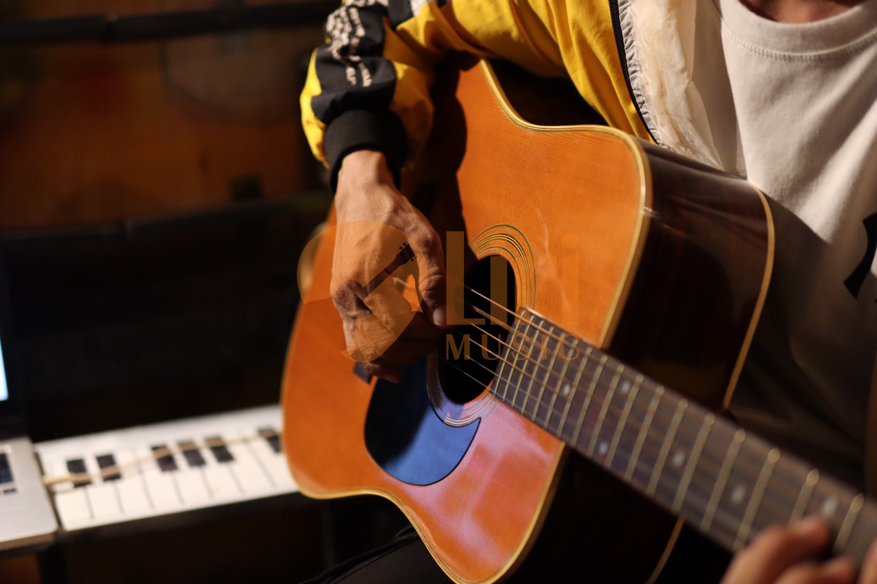 học-đàn-guitar-tại-Lirimusic (2)