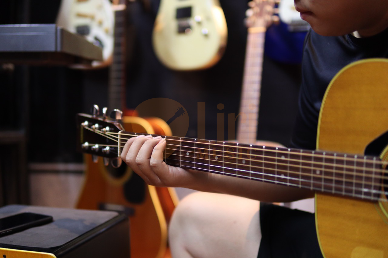 học-đàn-guitar-tại-Lirimusic (3)