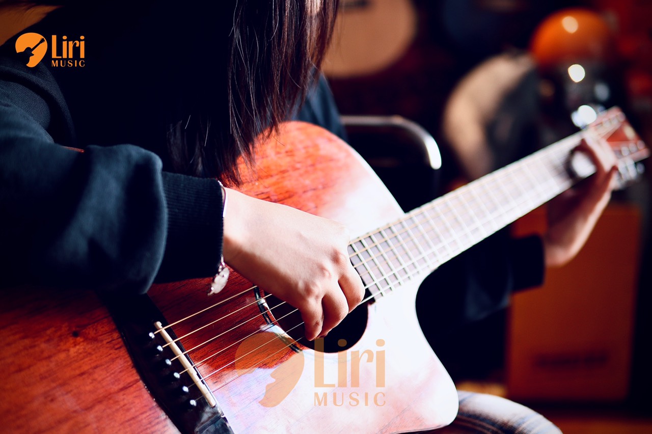 học-đàn-guitar-tại-Lirimusic (4)
