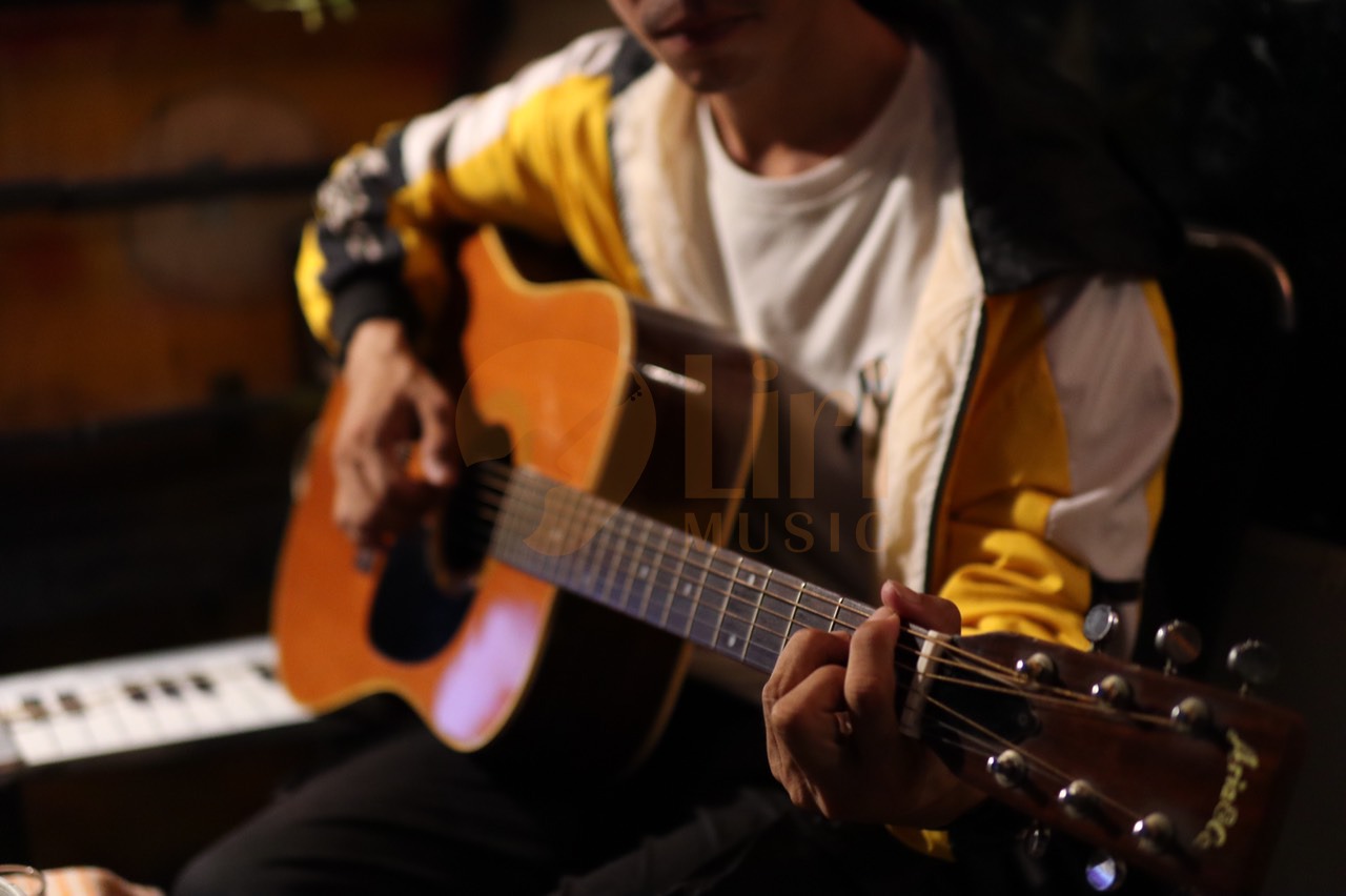 học-đàn-guitar-tại-Lirimusic (4)